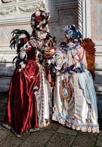 La sfilata dei costumi del Carnevale di Venezia 2026 davanti alla chiesa di San Zaccaria.