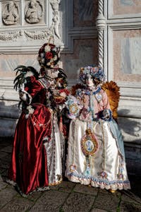 La sfilata dei costumi del Carnevale di Venezia 2026 davanti alla chiesa di San Zaccaria.
