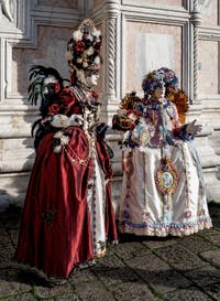 La sfilata dei costumi del Carnevale di Venezia 2026 davanti alla chiesa di San Zaccaria.