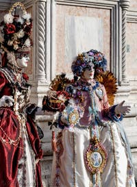 La sfilata dei costumi del Carnevale di Venezia 2026 davanti alla chiesa di San Zaccaria.