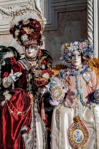 La sfilata dei costumi del Carnevale di Venezia 2026 davanti alla chiesa di San Zaccaria.