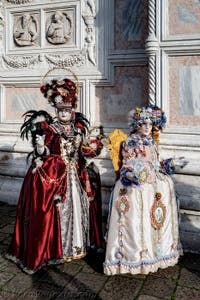 La sfilata dei costumi del Carnevale di Venezia 2026 davanti alla chiesa di San Zaccaria.