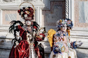La sfilata dei costumi del Carnevale di Venezia 2026 davanti alla chiesa di San Zaccaria.