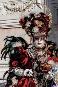 La sfilata dei costumi del Carnevale di Venezia 2026 davanti alla chiesa di San Zaccaria.