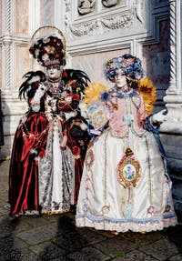 La sfilata dei costumi del Carnevale di Venezia 2026 davanti alla chiesa di San Zaccaria.