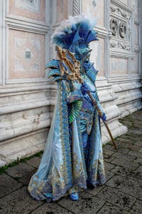 La sfilata dei costumi del Carnevale di Venezia 2026 davanti alla chiesa di San Zaccaria.