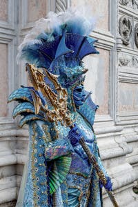 La sfilata dei costumi del Carnevale di Venezia 2026 davanti alla chiesa di San Zaccaria.