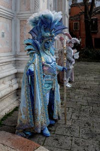 La sfilata dei costumi del Carnevale di Venezia 2026 davanti alla chiesa di San Zaccaria.