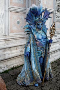 La sfilata dei costumi del Carnevale di Venezia 2026 davanti alla chiesa di San Zaccaria.