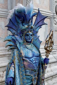 La sfilata dei costumi del Carnevale di Venezia 2026 davanti alla chiesa di San Zaccaria.