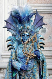 La sfilata dei costumi del Carnevale di Venezia 2026 davanti alla chiesa di San Zaccaria.