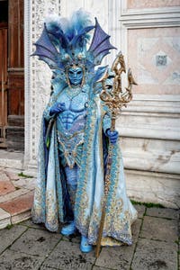 La sfilata dei costumi del Carnevale di Venezia 2026 davanti alla chiesa di San Zaccaria.