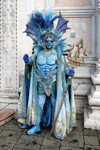 La sfilata dei costumi del Carnevale di Venezia 2026 davanti alla chiesa di San Zaccaria.