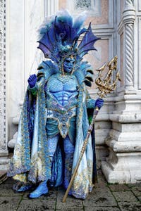 La sfilata dei costumi del Carnevale di Venezia 2026 davanti alla chiesa di San Zaccaria.