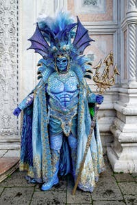 La sfilata dei costumi del Carnevale di Venezia 2026 davanti alla chiesa di San Zaccaria.