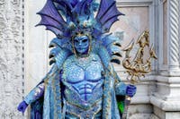 La sfilata dei costumi del Carnevale di Venezia 2026 davanti alla chiesa di San Zaccaria.