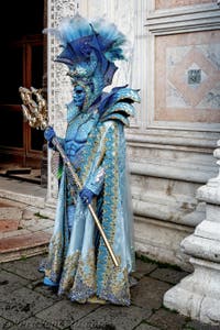 La sfilata dei costumi del Carnevale di Venezia 2026 davanti alla chiesa di San Zaccaria.