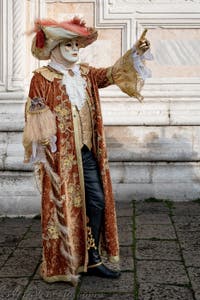 La sfilata dei costumi del Carnevale di Venezia 2026 davanti alla chiesa di San Zaccaria.