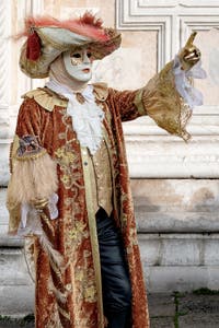 La sfilata dei costumi del Carnevale di Venezia 2026 davanti alla chiesa di San Zaccaria.