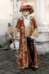La sfilata dei costumi del Carnevale di Venezia 2026 davanti alla chiesa di San Zaccaria.