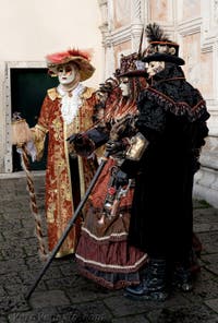 La sfilata dei costumi del Carnevale di Venezia 2026 davanti alla chiesa di San Zaccaria.