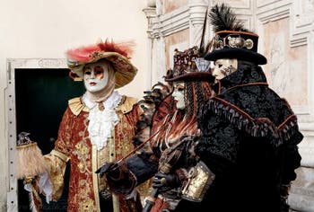 La sfilata dei costumi del Carnevale di Venezia 2026 davanti alla chiesa di San Zaccaria.