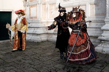 La sfilata dei costumi del Carnevale di Venezia 2026 davanti alla chiesa di San Zaccaria.