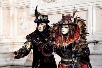 La sfilata dei costumi del Carnevale di Venezia 2026 davanti alla chiesa di San Zaccaria.