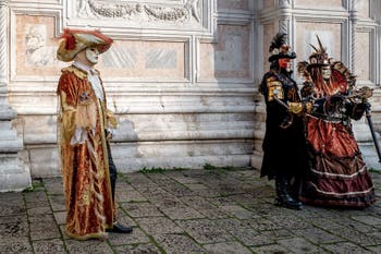 La sfilata dei costumi del Carnevale di Venezia 2026 davanti alla chiesa di San Zaccaria.