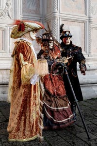 La sfilata dei costumi del Carnevale di Venezia 2026 davanti alla chiesa di San Zaccaria.