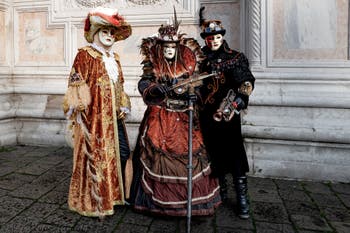 La sfilata dei costumi del Carnevale di Venezia 2026 davanti alla chiesa di San Zaccaria.