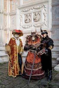 La sfilata dei costumi del Carnevale di Venezia 2026 davanti alla chiesa di San Zaccaria.
