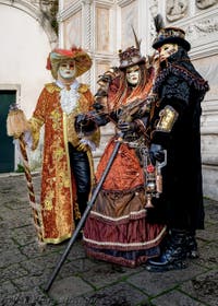 La sfilata dei costumi del Carnevale di Venezia 2026 davanti alla chiesa di San Zaccaria.