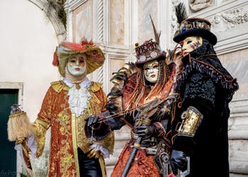 La sfilata dei costumi del Carnevale di Venezia 2026 davanti alla chiesa di San Zaccaria.