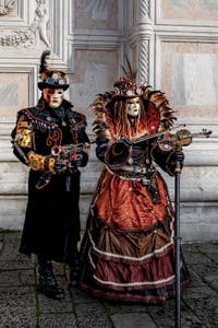 La sfilata dei costumi del Carnevale di Venezia 2026 davanti alla chiesa di San Zaccaria.