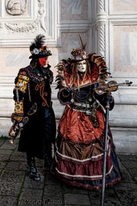 La sfilata dei costumi del Carnevale di Venezia 2026 davanti alla chiesa di San Zaccaria.