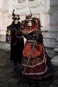 La sfilata dei costumi del Carnevale di Venezia 2026 davanti alla chiesa di San Zaccaria.
