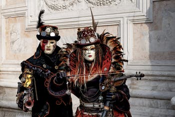 La sfilata dei costumi del Carnevale di Venezia 2026 davanti alla chiesa di San Zaccaria.
