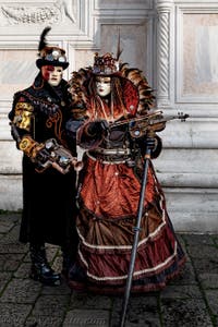 La sfilata dei costumi del Carnevale di Venezia 2026 davanti alla chiesa di San Zaccaria.