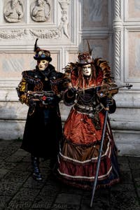 La sfilata dei costumi del Carnevale di Venezia 2026 davanti alla chiesa di San Zaccaria.