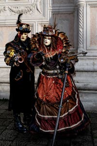 La sfilata dei costumi del Carnevale di Venezia 2026 davanti alla chiesa di San Zaccaria.