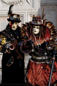 La sfilata dei costumi del Carnevale di Venezia 2026 davanti alla chiesa di San Zaccaria.