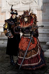 La sfilata dei costumi del Carnevale di Venezia 2026 davanti alla chiesa di San Zaccaria.