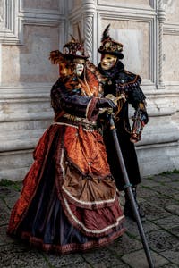 La sfilata dei costumi del Carnevale di Venezia 2026 davanti alla chiesa di San Zaccaria.