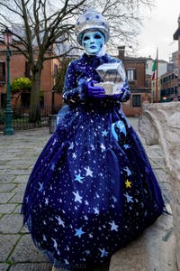 La sfilata dei costumi del Carnevale di Venezia 2026 davanti alla chiesa di San Zaccaria.