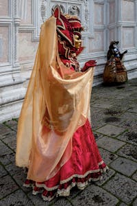 La sfilata dei costumi del Carnevale di Venezia 2026 davanti alla chiesa di San Zaccaria.