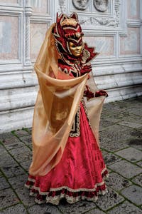 La sfilata dei costumi del Carnevale di Venezia 2026 davanti alla chiesa di San Zaccaria.