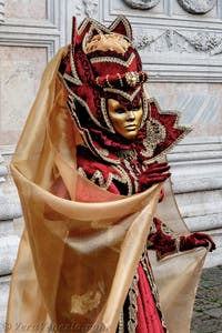 La sfilata dei costumi del Carnevale di Venezia 2026 davanti alla chiesa di San Zaccaria.