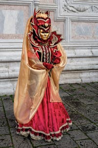 La sfilata dei costumi del Carnevale di Venezia 2026 davanti alla chiesa di San Zaccaria.