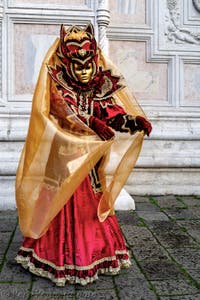 La sfilata dei costumi del Carnevale di Venezia 2026 davanti alla chiesa di San Zaccaria.